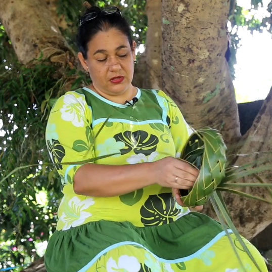 Les tressages de Valérie – Petit panier hawaïen en palmes de&nbsp;cocotier