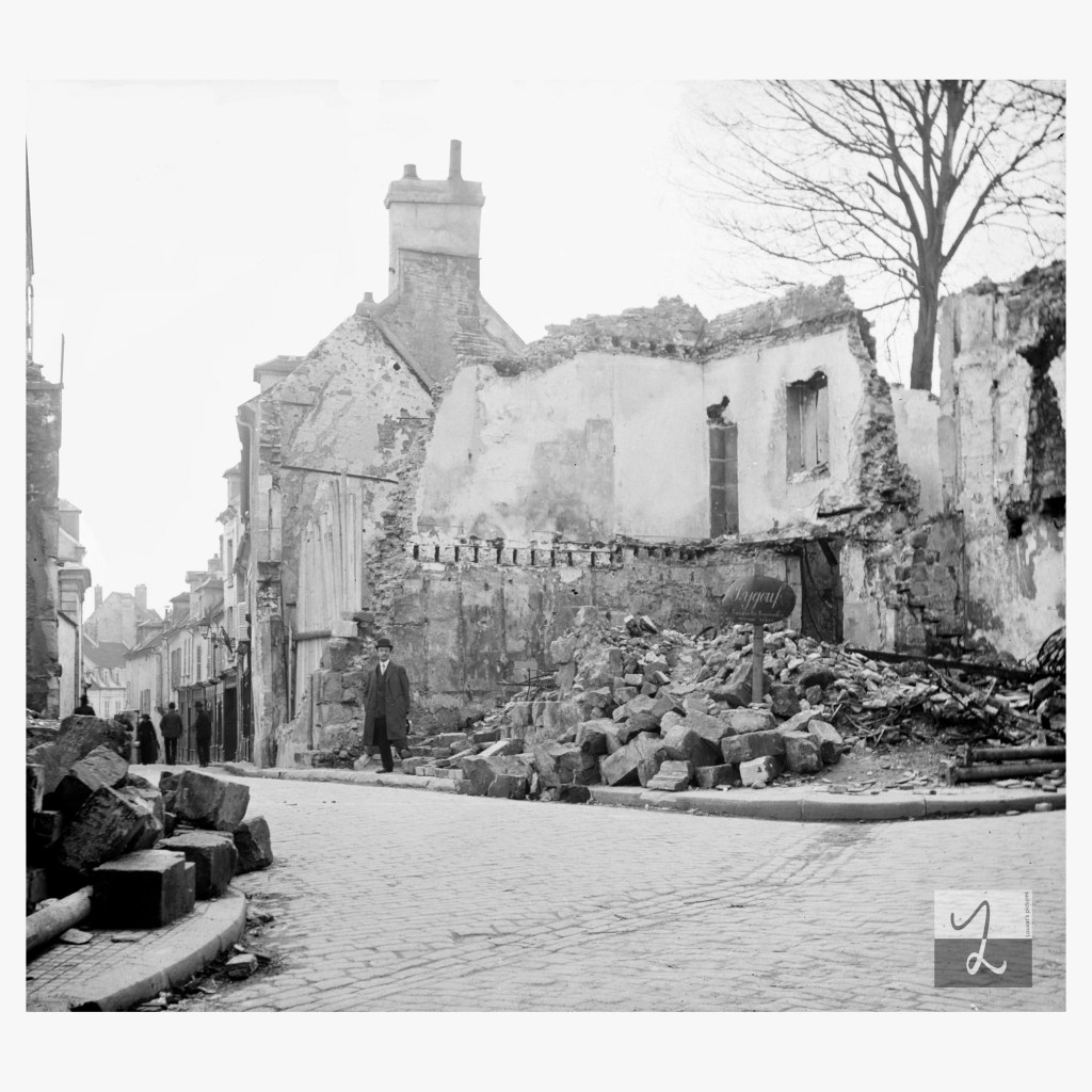 Après un bombardement à Senlis en&nbsp;1914