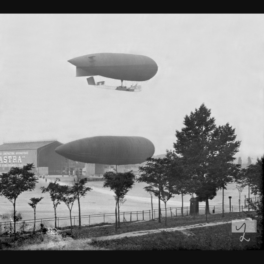Arrivée du dirigeable Éclaireur Conté à Issy les Moulineaux&nbsp;(1912)