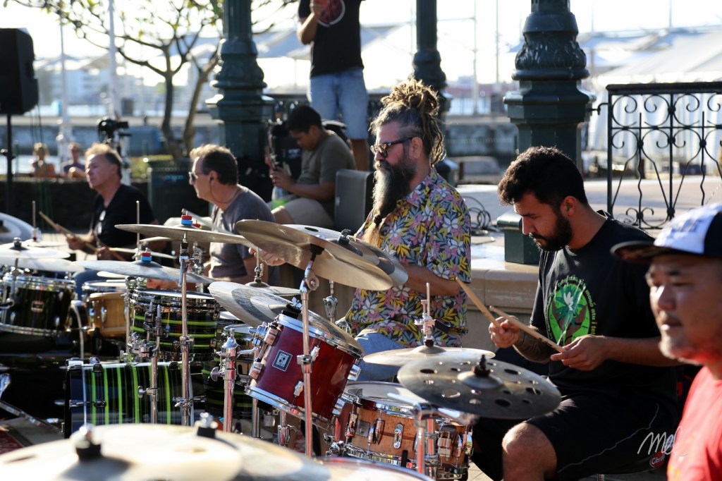 HeartBeat 2022 – 15 batteurs polynésiens rendent hommage à Hans et&nbsp;Sébastien