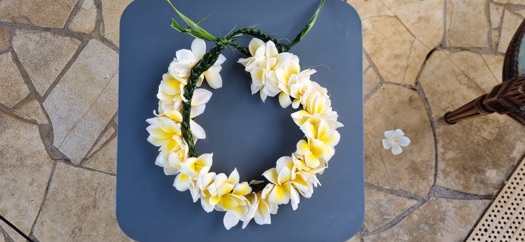 Les Tressages de Valérie – Couronne de tête, tresse en &lsquo;auti et fleurs de&nbsp;tipanier